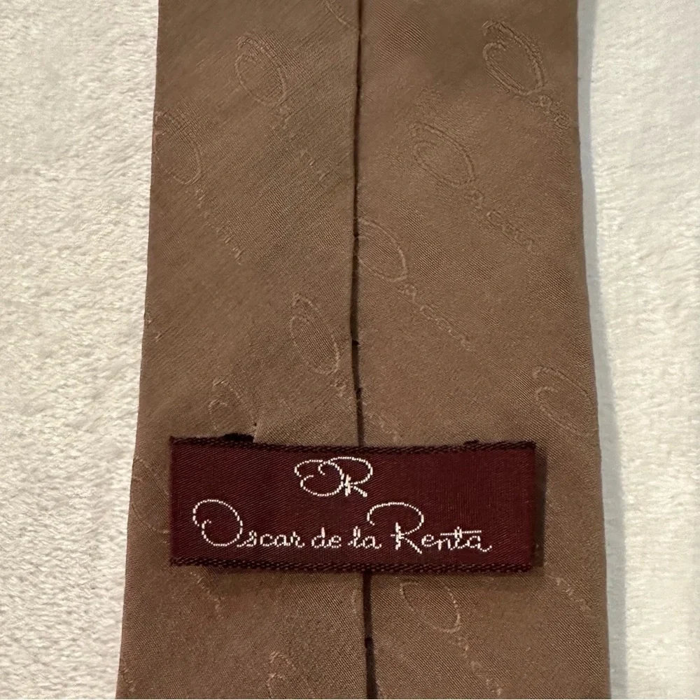 Vintage Oscar De La Renta “Oscar” Allover Print Embossed Designer Neck Tie Brown